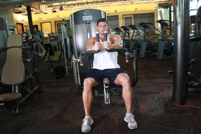 ép ngực trên máy tập