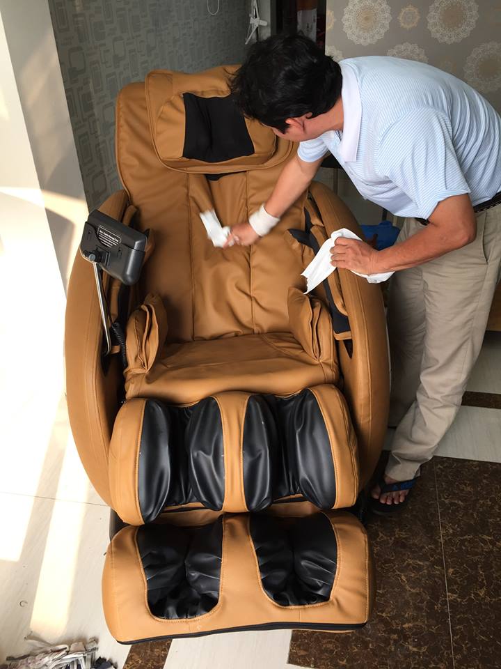 thay-mot-bo-da-ghe-massage-toan-than-co-dat-khong-1