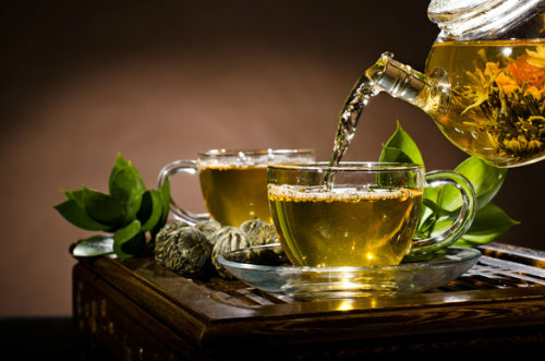 uống trà xanh để giảm cân