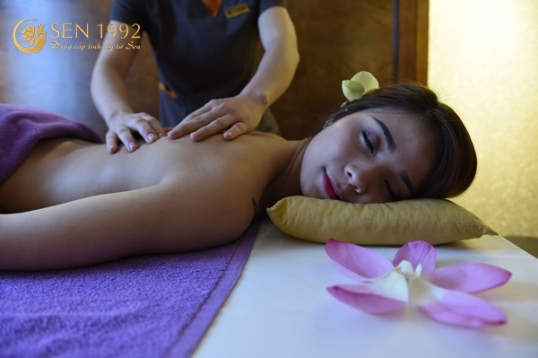 Xoa-bop-bam-huyet-body-giup-giam-đau-moi-de-dang