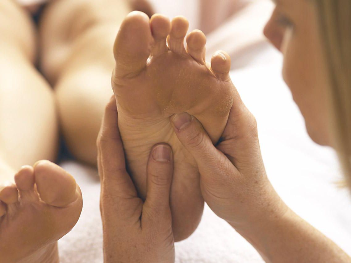 xoa-bop-bam-huyet-tri-o-chan-tri-benh-gi